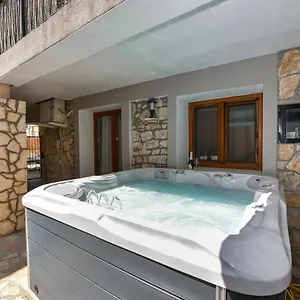 Ferienhaus Loro With Jacuzzi, Posedarje